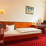 Astoria Hotell 4*